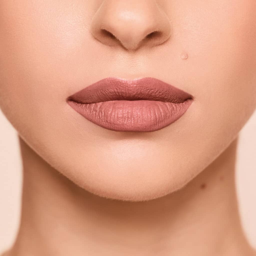 Batom nude para cada ocasião: do dia a dia ao evento especial - inspiração 1