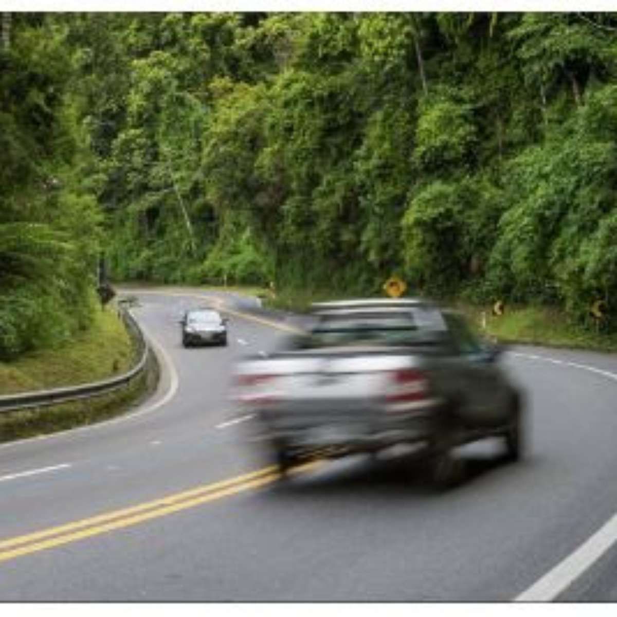 Ultrapassagem em Condições Adversas: Adapte-se à Chuva e Neblina - inspiração 2