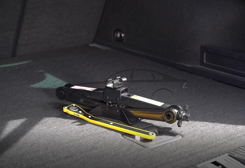 O Espaço Subterrâneo: Acomodando Macaco e Chave de Roda sem Complicações - inspiração 2