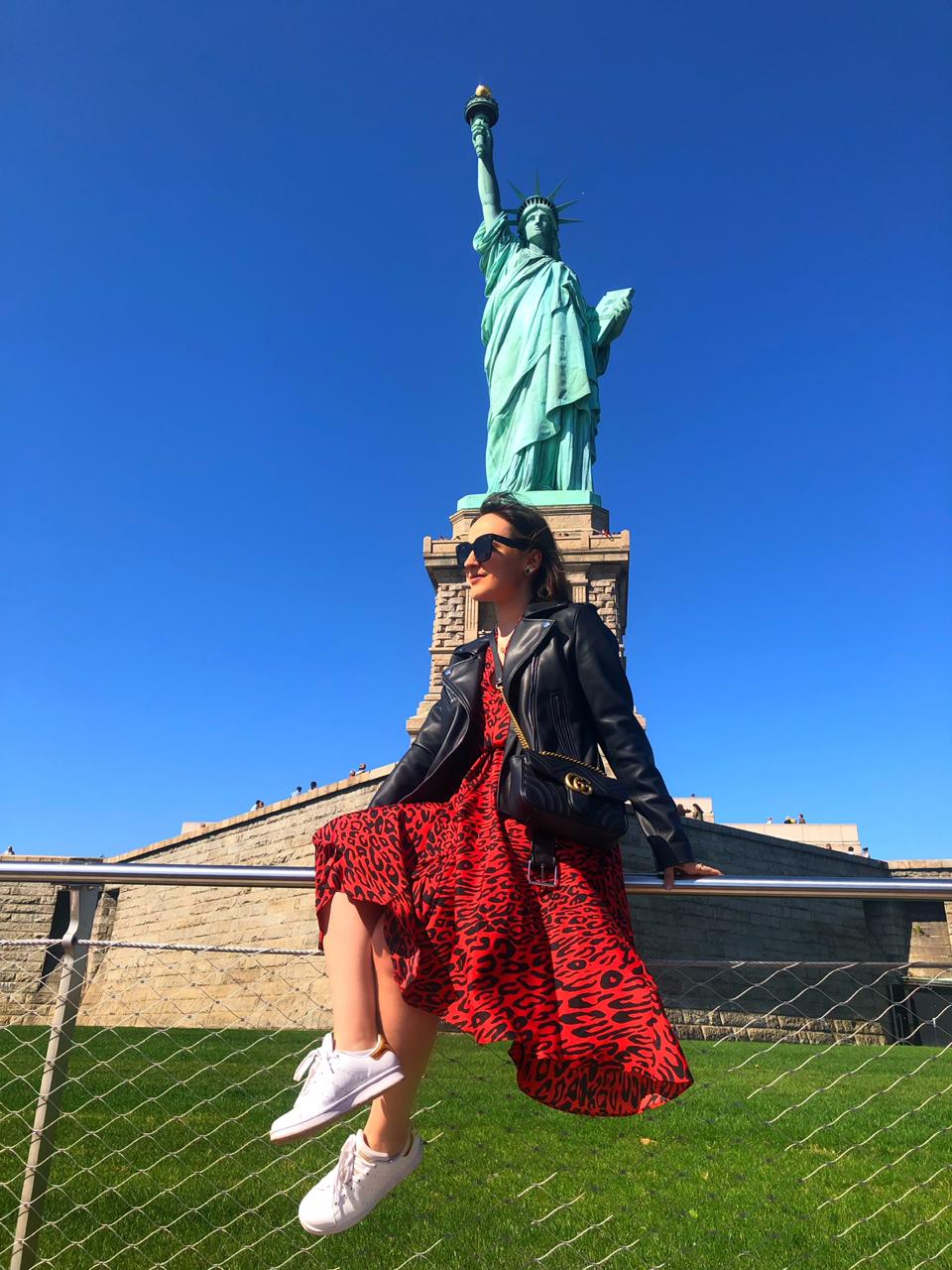 Contrastes Urbanos: A Estátua com o Skyline de Nova York ao Fundo - inspiração 2