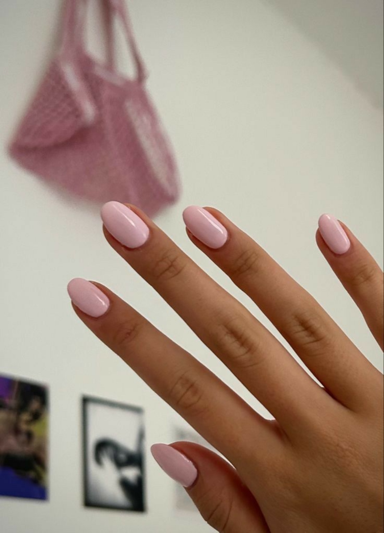 Minimalismo Chic: Unhas Nudes e Tons Pastéis com Toque de Ousadia - inspiração 2