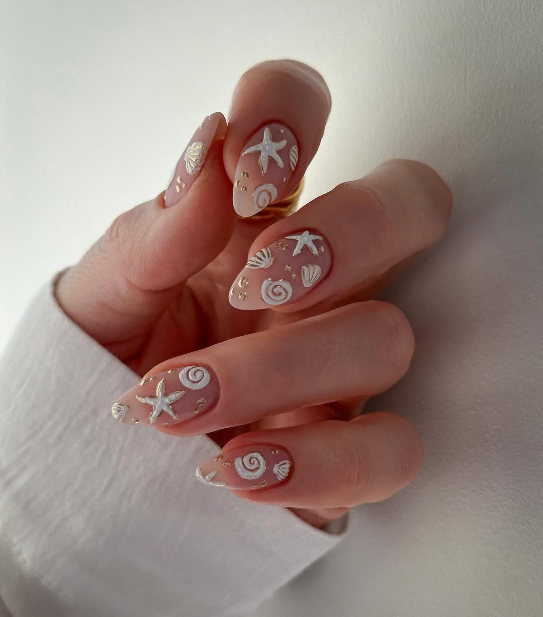 O Clássico Azul com Toque de Brilho: Elegância Sob o Sol - inspiração 1