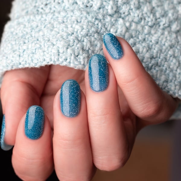 Unhas Encapsuladas com Glitter: Inspirações em Diferentes Formatos de Unha - inspiração 1