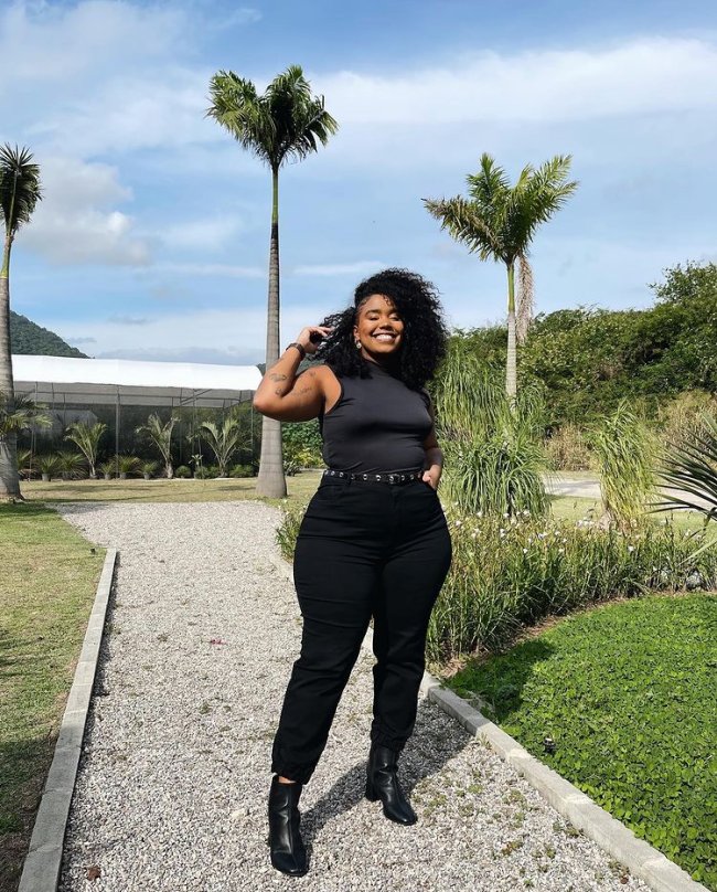 calça skinny preta com bota coturno