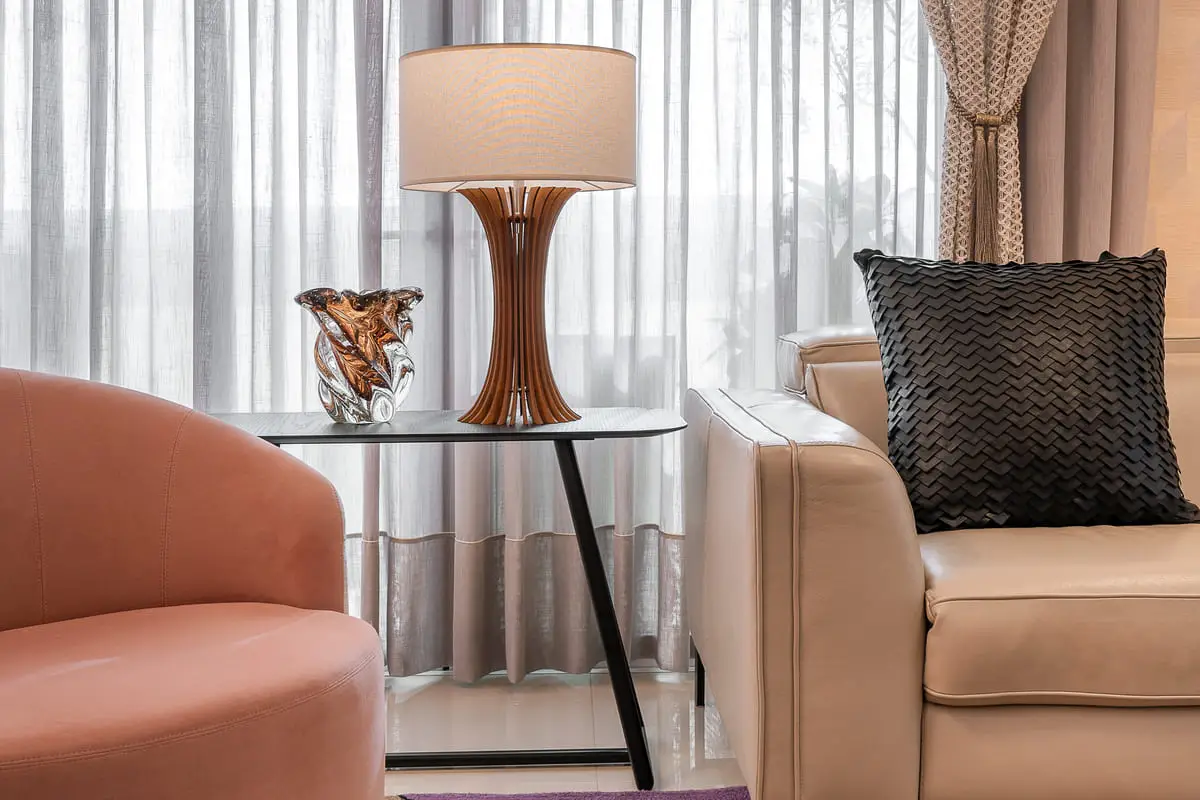 abajur de chão versus abajur de mesa qual o melhor para sala