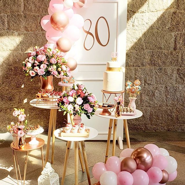 decoração dourada vs azul marinho para 82 anos