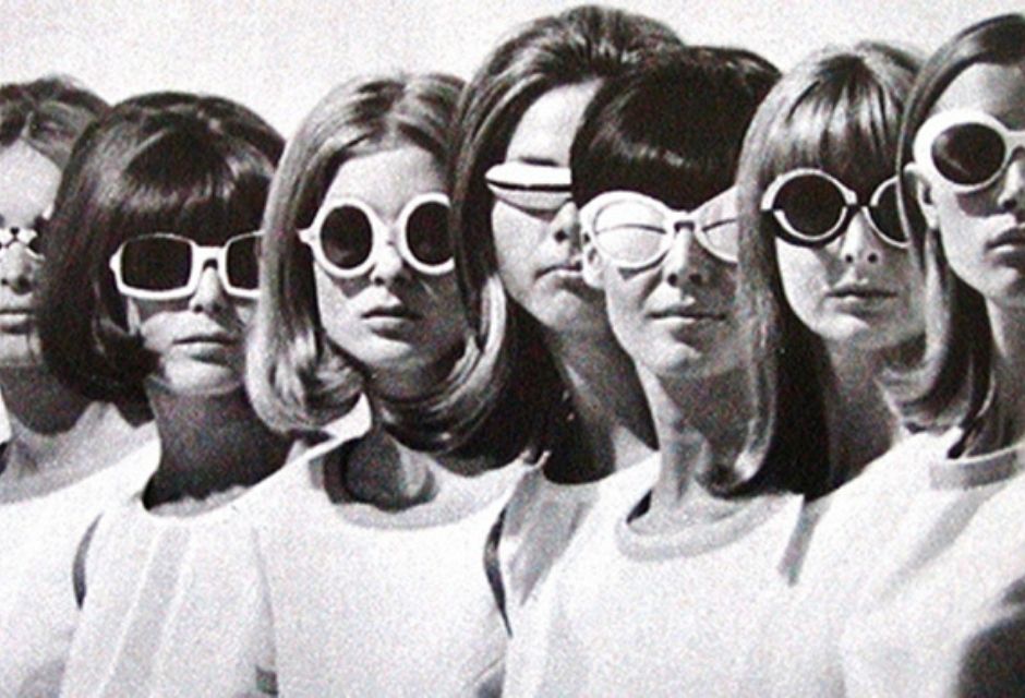 5 ideias de títulos: 1. A Revolução da Minissaia: O Símbolo de Liberdade dos Anos 60. 2. Estilo Mod vs. Psicodelia: As Duas Faces da Moda dos Anos 60. 3. Ícones de Estilo Masculino dos Anos 60: De Ternos Ajustados a Jaquetas de Couro. 4. Como Recriar o Look Anos 60 com Peças Atuais. 5. A Influência de Jackie Kennedy na Moda dos Anos 60.