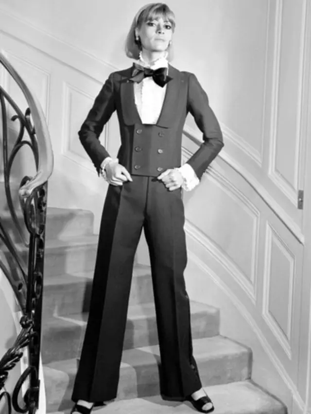 5 ideias de títulos: 1. A Revolução da Minissaia: O Símbolo de Liberdade dos Anos 60. 2. Estilo Mod vs. Psicodelia: As Duas Faces da Moda dos Anos 60. 3. Ícones de Estilo Masculino dos Anos 60: De Ternos Ajustados a Jaquetas de Couro. 4. Como Recriar o Look Anos 60 com Peças Atuais. 5. A Influência de Jackie Kennedy na Moda dos Anos 60.