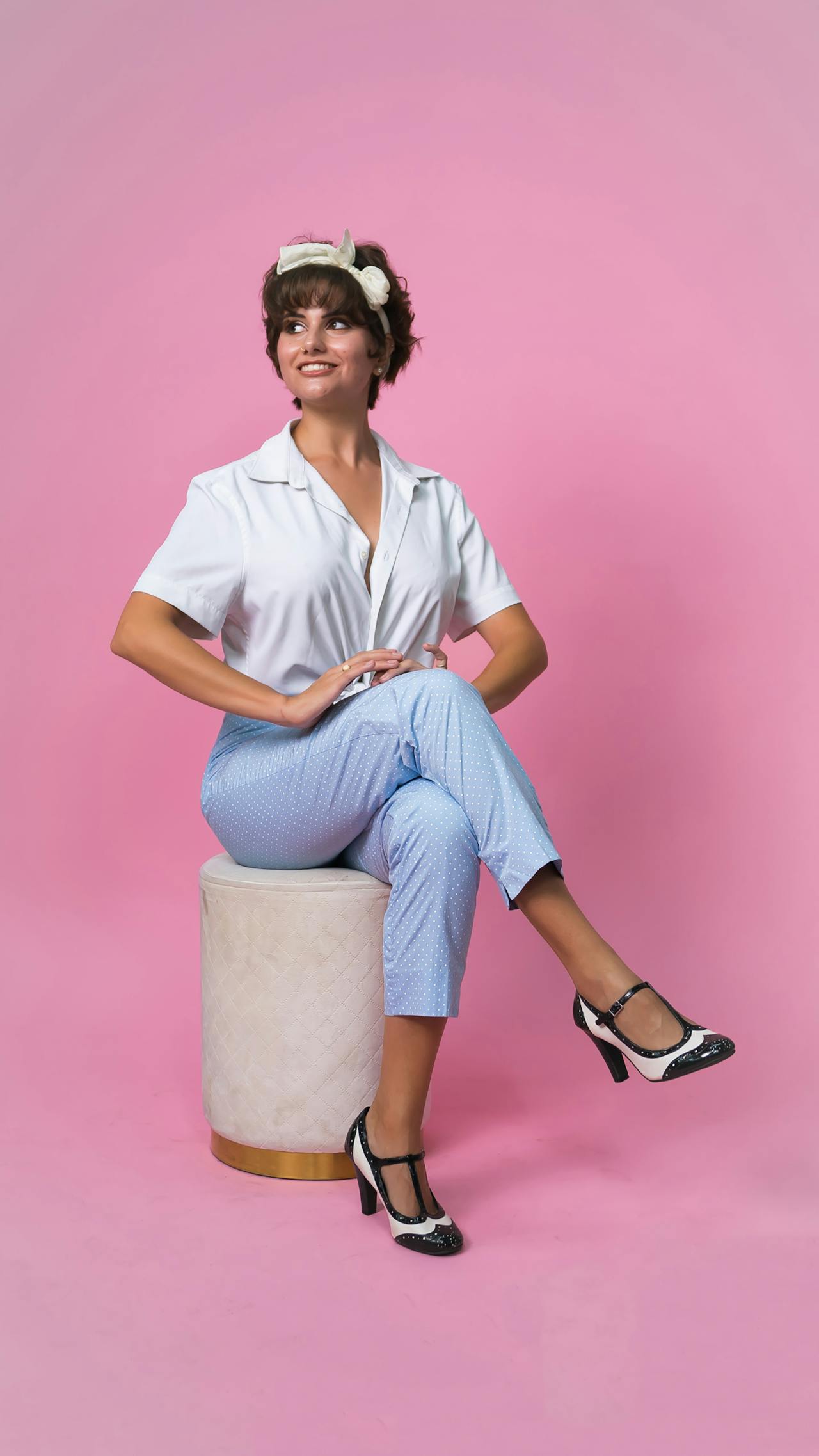 5 ideias de títulos: 1. A Revolução da Minissaia: O Símbolo de Liberdade dos Anos 60. 2. Estilo Mod vs. Psicodelia: As Duas Faces da Moda dos Anos 60. 3. Ícones de Estilo Masculino dos Anos 60: De Ternos Ajustados a Jaquetas de Couro. 4. Como Recriar o Look Anos 60 com Peças Atuais. 5. A Influência de Jackie Kennedy na Moda dos Anos 60.