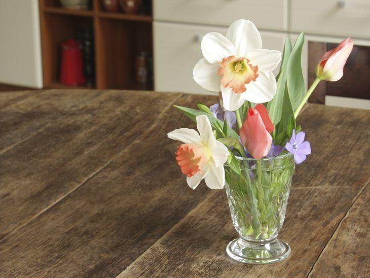 arranjo de flores naturais ou artificiais qual escolher