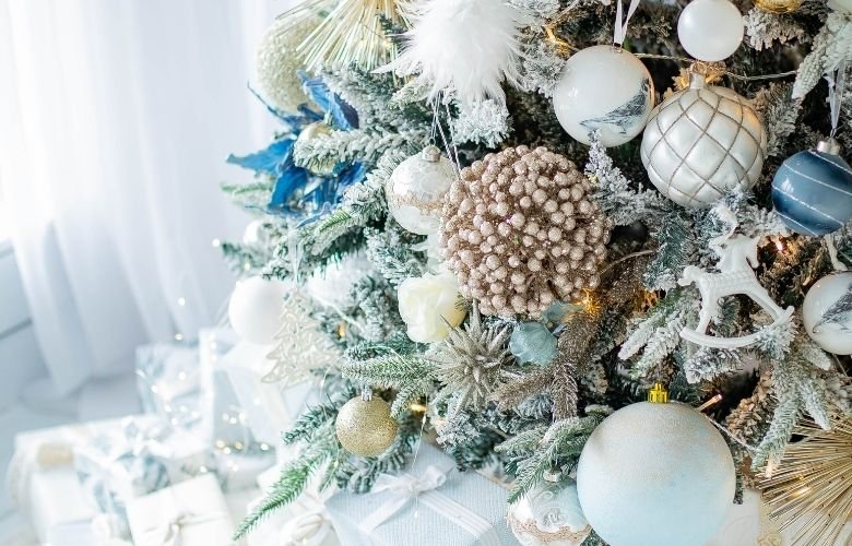 erros comuns ao decorar árvore de natal branca