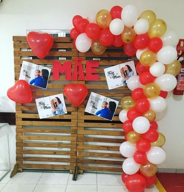 como fazer painel de fotos para dia das mães