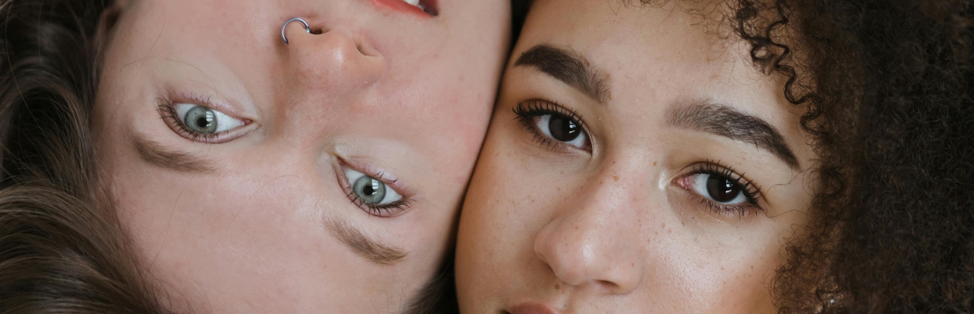 Como escolher a base em bastão ideal para seu tipo de pele