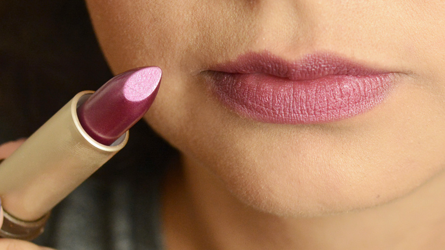 Tendências de Maquiagem: O Retorno Triunfal dos Batons Metálicos