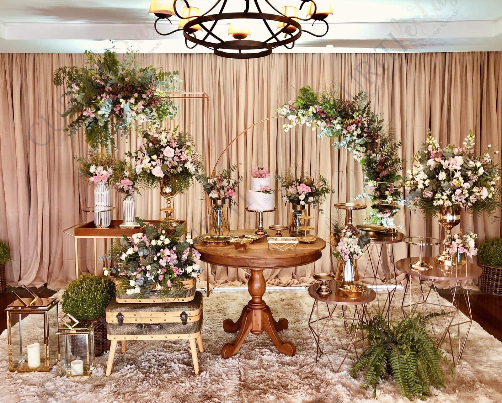 bodas de rosas vs bodas de ouro decoração