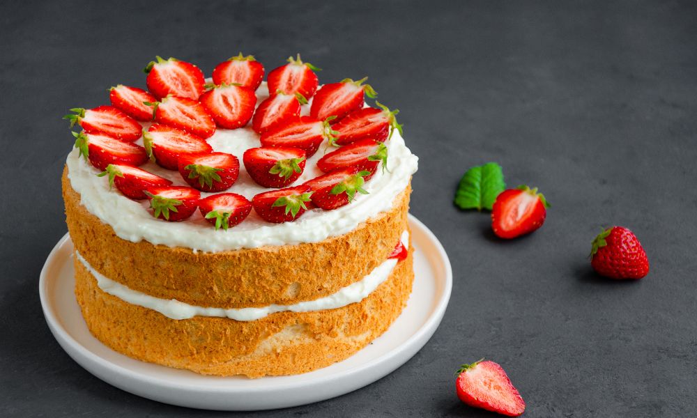 bolo de chocolate com cobertura de morango