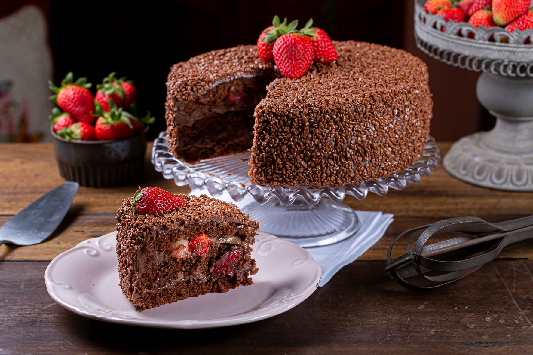 bolo de chocolate com cobertura de morango