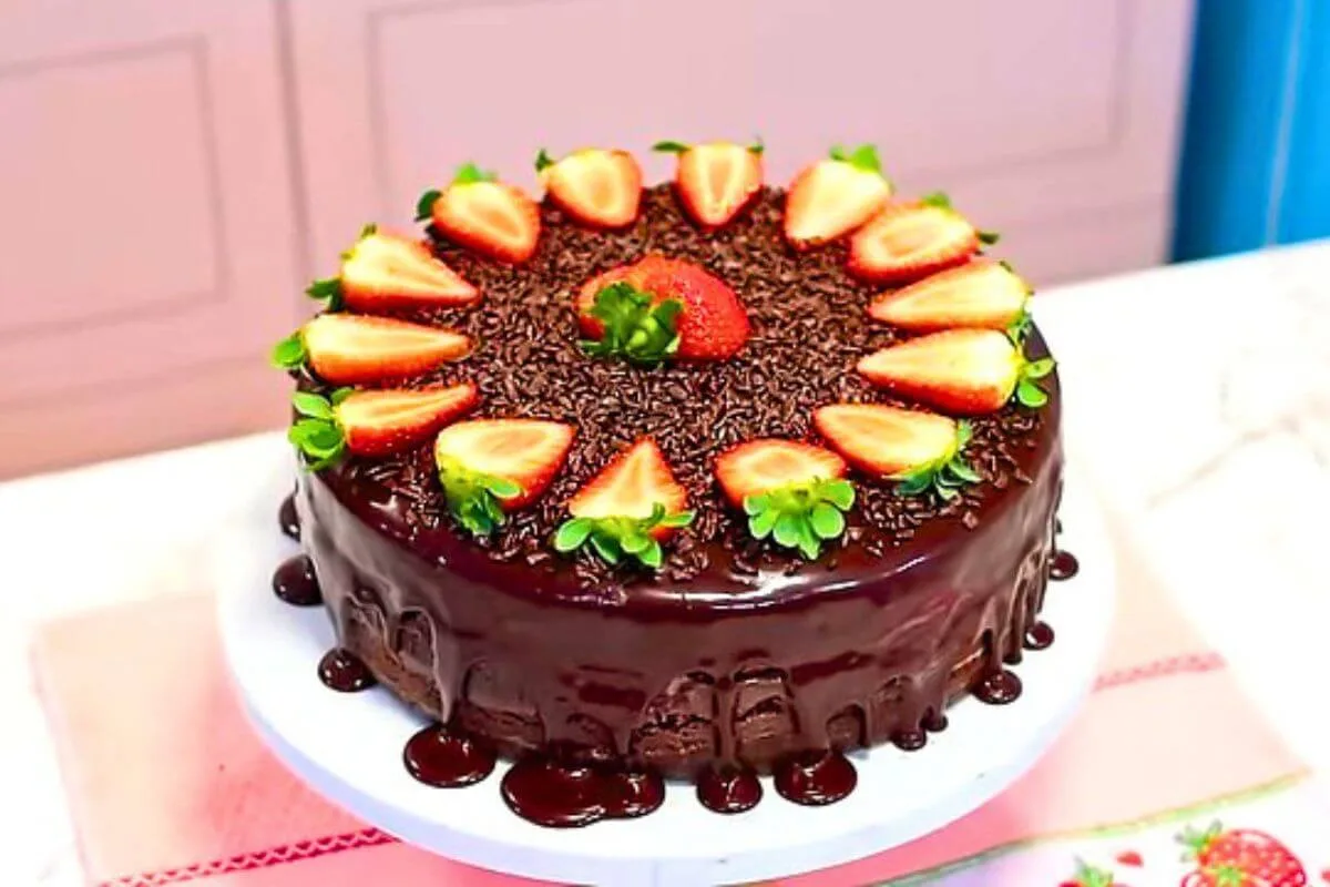 6 Ideias de Bolo com Decoração de Morango: Fáceis e Profissionais