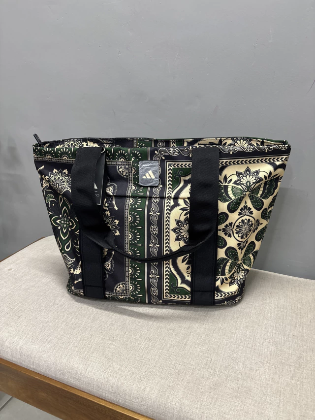 Dicas de Estilo: Como Combinar sua Bolsa Adidas x FARM no Dia a Dia