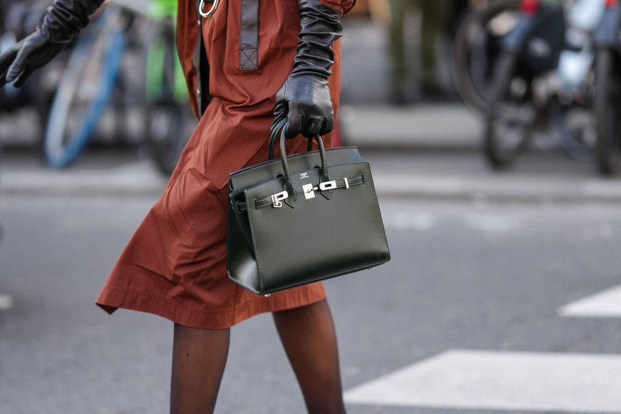 Chanel e Louis Vuitton: As Marcas de Bolsas de Luxo Mais Desejadas e Rentáveis; Desvendando o Mercado de Revenda: Por Que Bolsas de Luxo Superam o Preço de Varejo?; Bolsas de Luxo como Ativo: Entenda o Potencial de Valorização; Além do Estilo: Como Escolher Bolsas de Luxo para um Investimento Inteligente