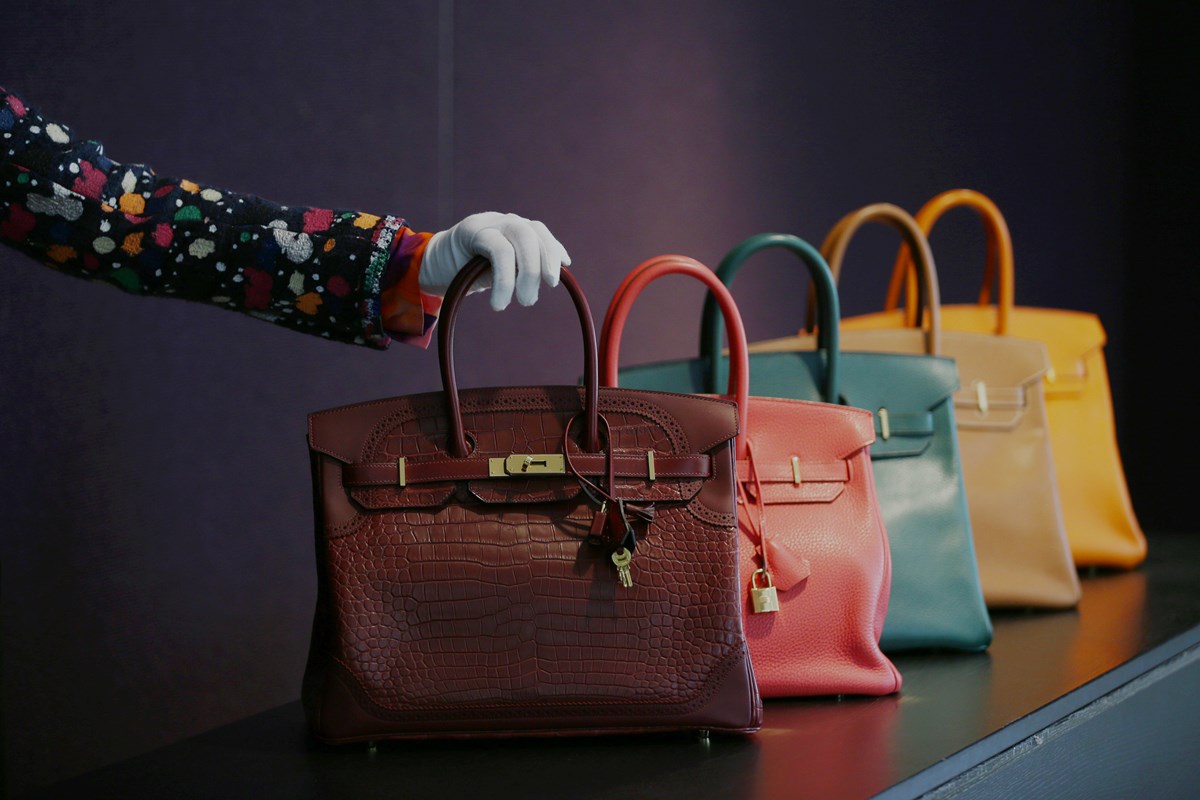 Chanel e Louis Vuitton: As Marcas de Bolsas de Luxo Mais Desejadas e Rentáveis; Desvendando o Mercado de Revenda: Por Que Bolsas de Luxo Superam o Preço de Varejo?; Bolsas de Luxo como Ativo: Entenda o Potencial de Valorização; Além do Estilo: Como Escolher Bolsas de Luxo para um Investimento Inteligente