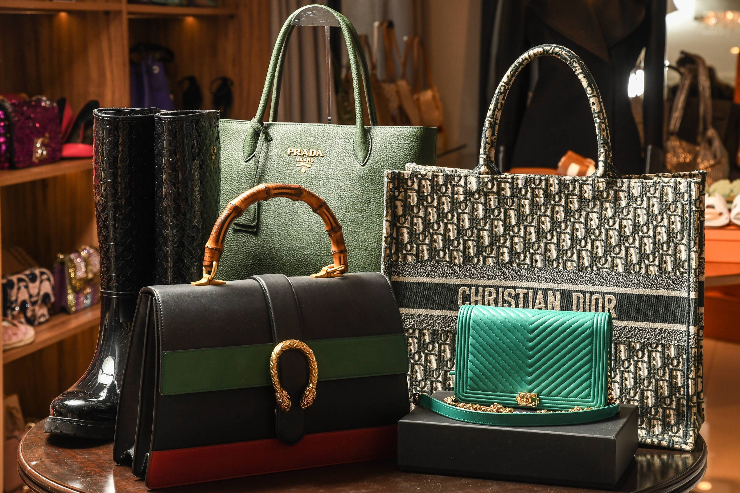 Chanel e Louis Vuitton: As Marcas de Bolsas de Luxo Mais Desejadas e Rentáveis; Desvendando o Mercado de Revenda: Por Que Bolsas de Luxo Superam o Preço de Varejo?; Bolsas de Luxo como Ativo: Entenda o Potencial de Valorização; Além do Estilo: Como Escolher Bolsas de Luxo para um Investimento Inteligente