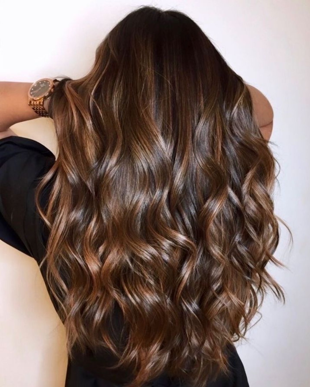 Cabelo cor de avelã combina com pele