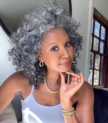 5 ideias de títulos:
1. Canície Precoce: Entenda as Causas e Como Lidar com os Fios Brancos Cedo.
2. Deficiências Nutricionais e Cabelos Brancos: O Que Você Precisa Saber.
3. Estresse Oxidativo: O Impacto na Pigmentação Capilar e Soluções.
4. Shampoos Matizadores: A Melhor Forma de Cuidar de Cabelos Grisalhos.
5. Óleo de Rícino e Tonalizantes: Alternativas Naturais para Cabelos Brancos.