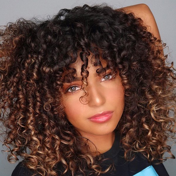 cabelo cacheado com franja