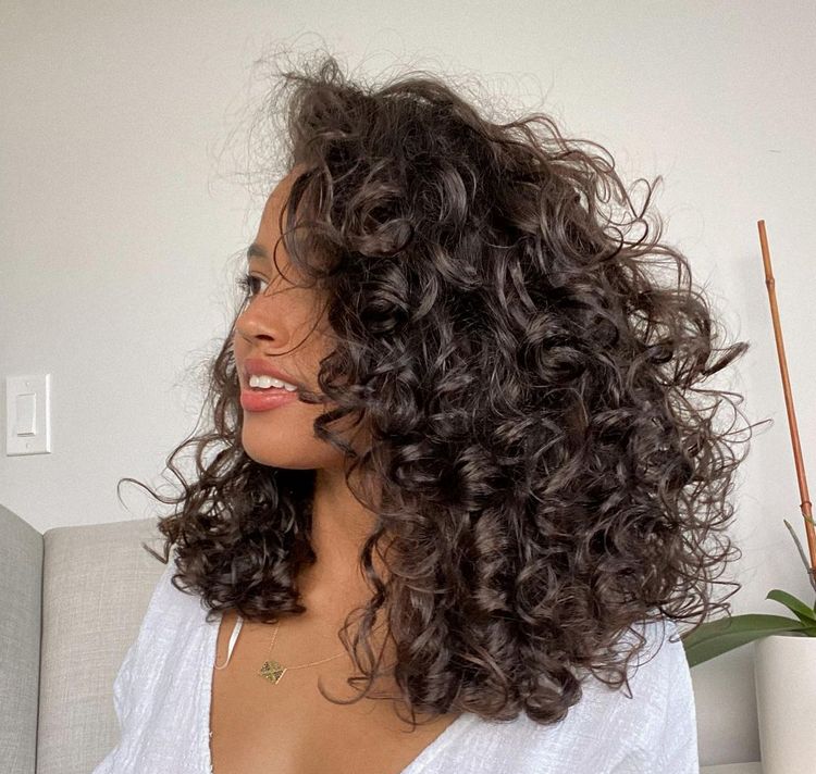 cabelo cacheado com franja