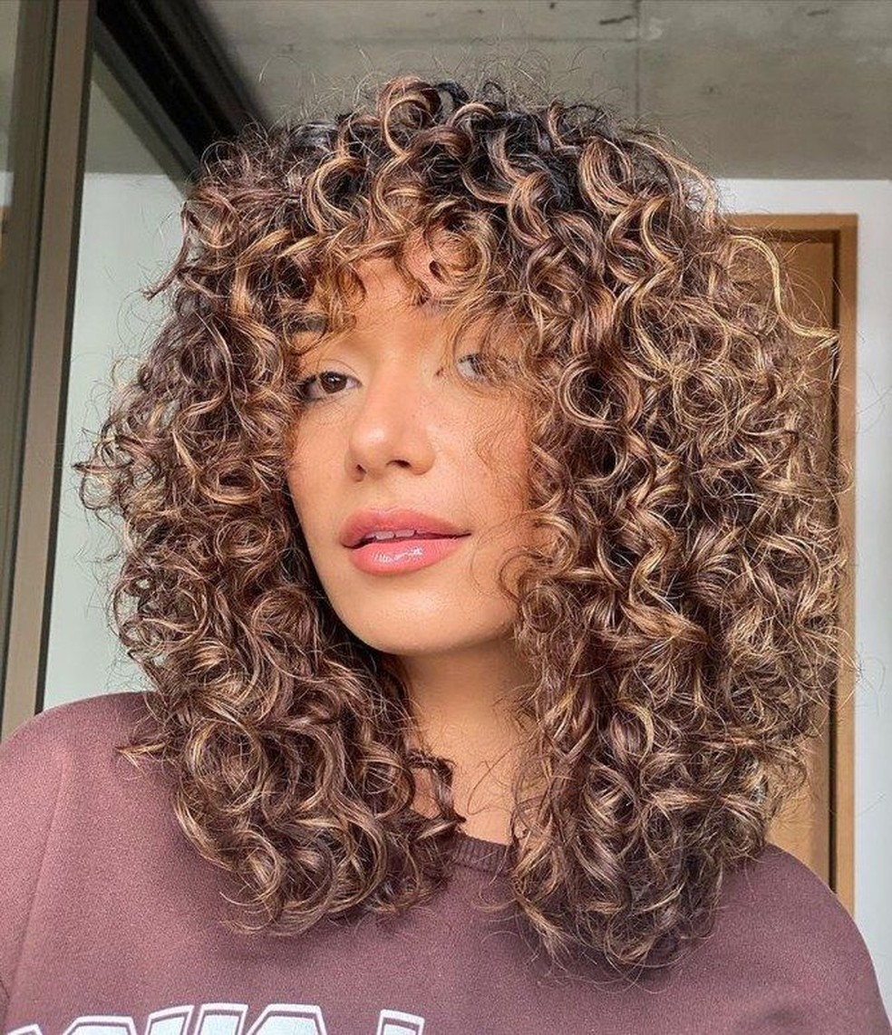 cabelo cacheado cortado em camadas