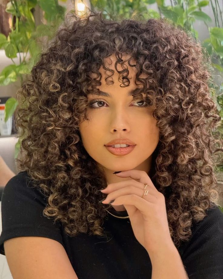 cabelo cacheado cortado em camadas