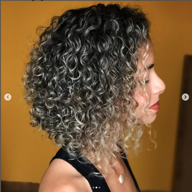 5 ideias de títulos:
1. Corte em Camadas para Cabelos Cacheados: O Guia Completo
2. Transforme Seus Cachos: Benefícios do Corte em Camadas
3. Tipos de Camadas para Cabelos Cacheados: Qual Escolher?
4. Corte a Seco para Cachos: A Técnica que Faz a Diferença
5. Manutenção do Corte em Camadas: Dicas para Cachos Perfeitos