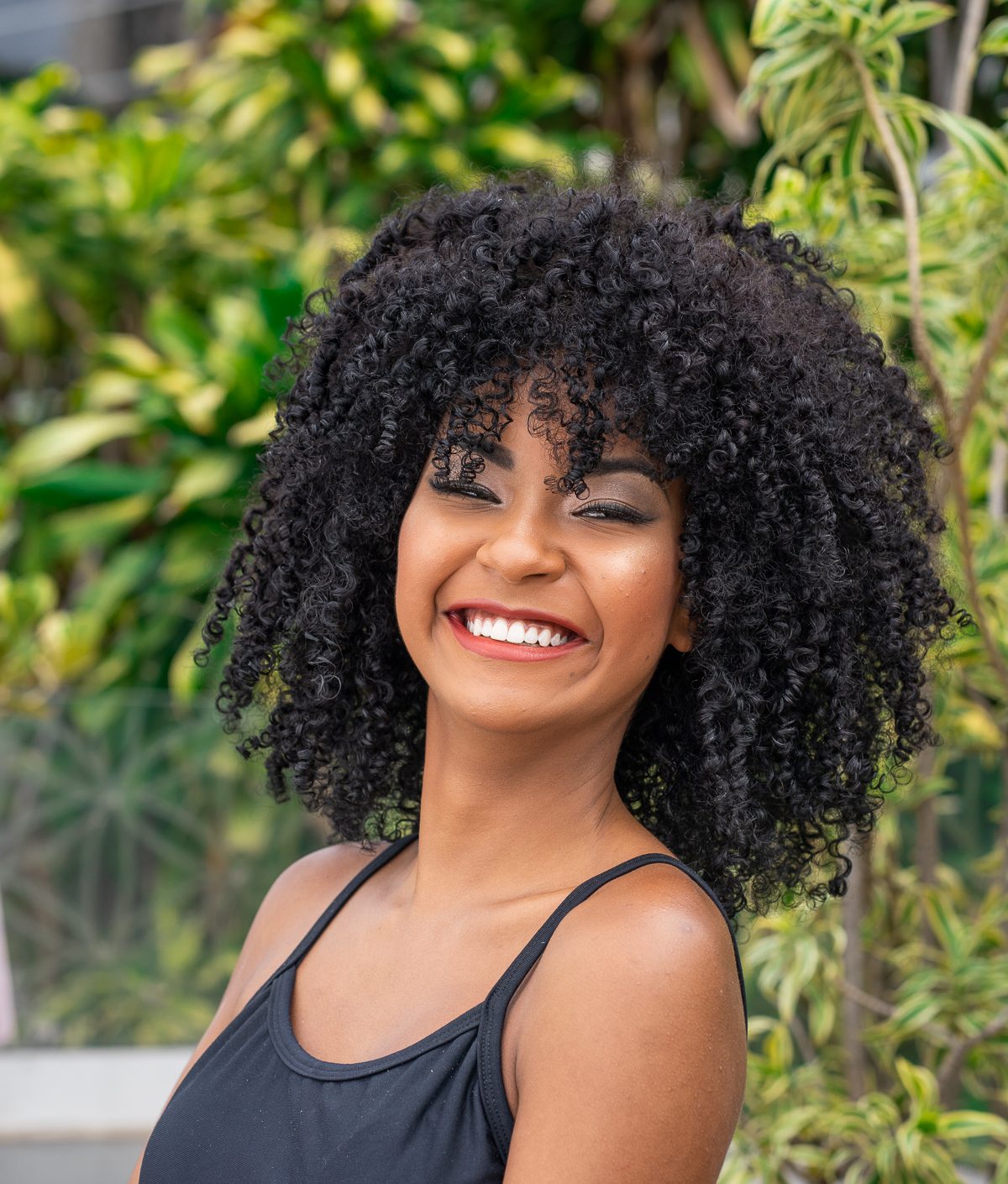 Os Melhores Cortes e Penteados para Cabelos Cacheados em 2024-2025