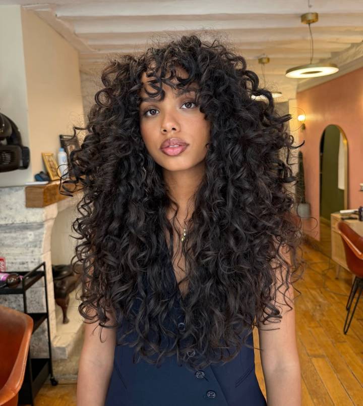 Óleos Essenciais para Cabelos Cacheados: Umectação e Brilho Natural