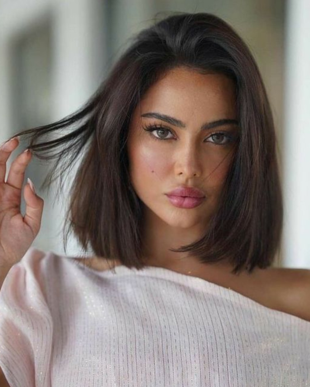 5 Ideias de Títulos para Posts sobre Corte Reto:
1. Corte Reto: O Guia Completo para um Visual Clássico e Moderno
2. Blunt Cut: Descubra as Variações e Como Manter seu Corte Perfeito
3. Cabelos Retos: Dicas de Manutenção e Estilização para um Look Impecável
4. Do Curto ao Longo: As Melhores Variações do Corte Reto para Cada Estilo
5. Por que o Corte Reto é a Escolha Ideal para Pontas Saudáveis e Cabelos Volumosos?