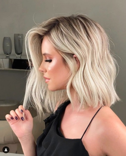 5 ideias de títulos:
1. Cortes de Cabelo Loiro Curto que Estão Bombando em 2024
2. Guia Completo: Como Manter Seu Cabelo Loiro Curto Saudável e Radiante
3. Os Tons de Loiro Perfeitos para Cabelos Curtos: Encontre o Seu!
4. Transformação Capilar: De Loiro Longo para Curto - Inspirações e Dicas
5. Cabelo Loiro Curto: A Tendência Que Une Praticidade e Estilo