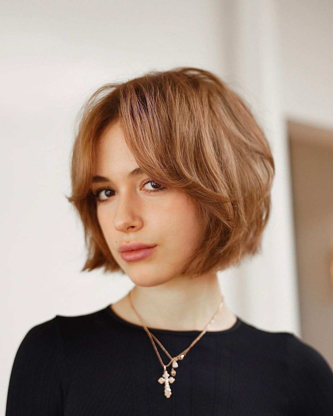 cabelo curto com franja para rosto redondo