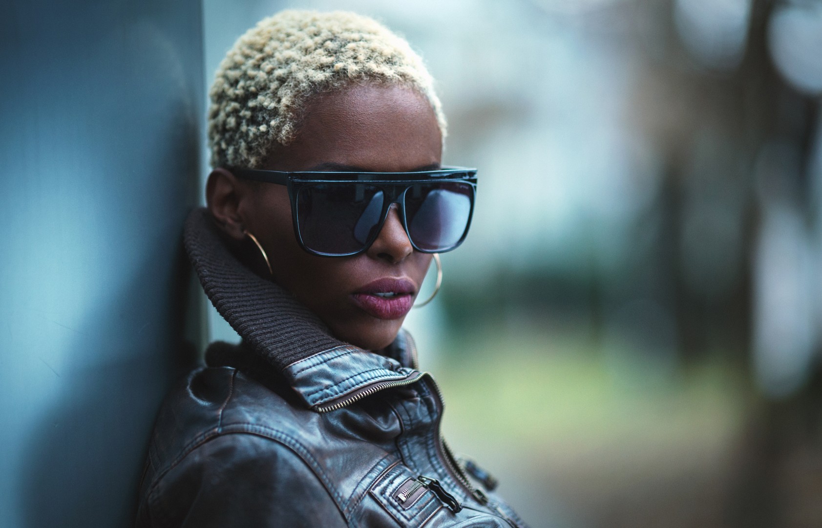 5 ideias de títulos:
1. Cabelo Curto Platinado: O Guia Completo para um Visual Moderno e Ousado
2. Os Melhores Cortes de Cabelo Curto para Realçar o Loiro Platinado
3. Desvendando os Segredos do Cabelo Platinado: Tons