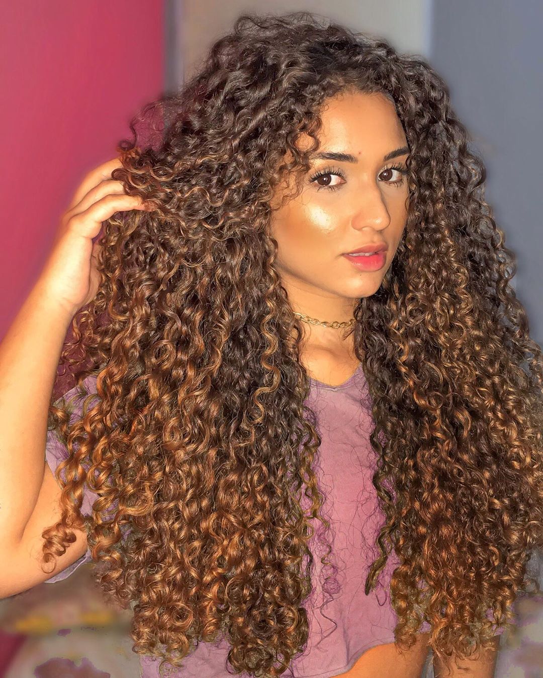 cabelo cacheado longo com franja