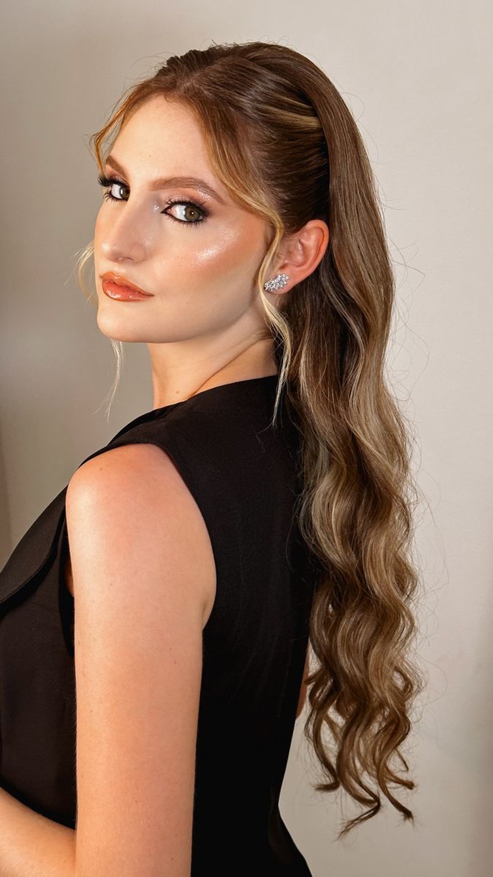 penteado semi-preso vs coque para madrinha de cabelo longo