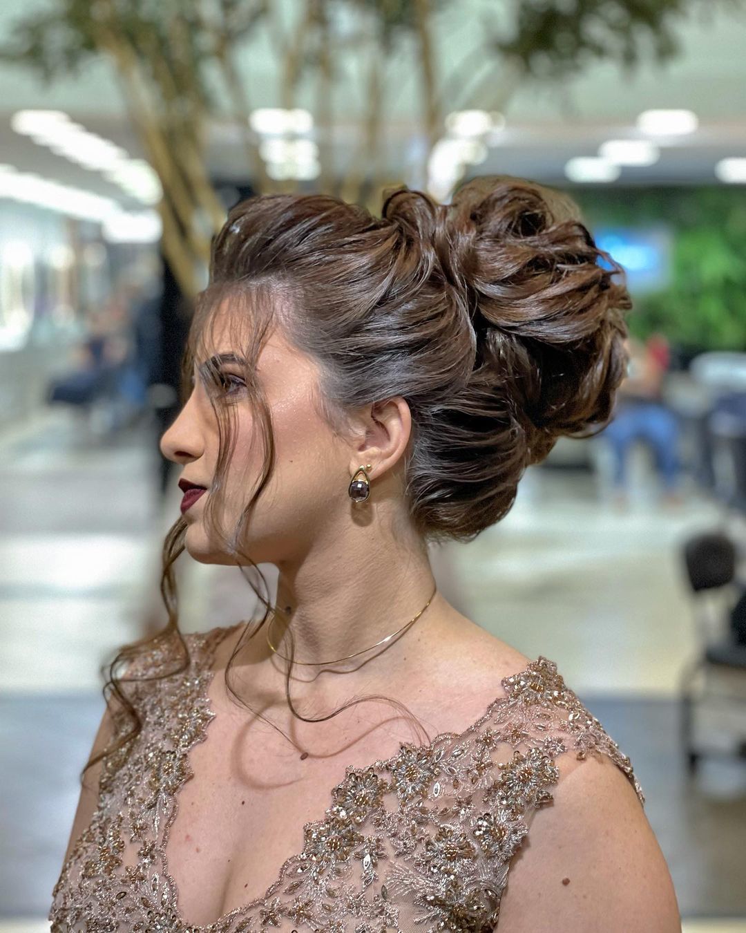 erros comuns ao escolher penteado de madrinha cabelo longo