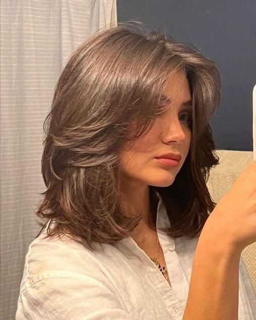 Cabelo Médio Desfiado: Inspirações com Franja para um Visual Rejuvenescedor