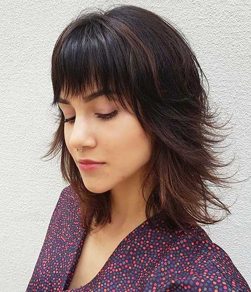 Cabelo Médio Desfiado: Inspirações com Franja para um Visual Rejuvenescedor