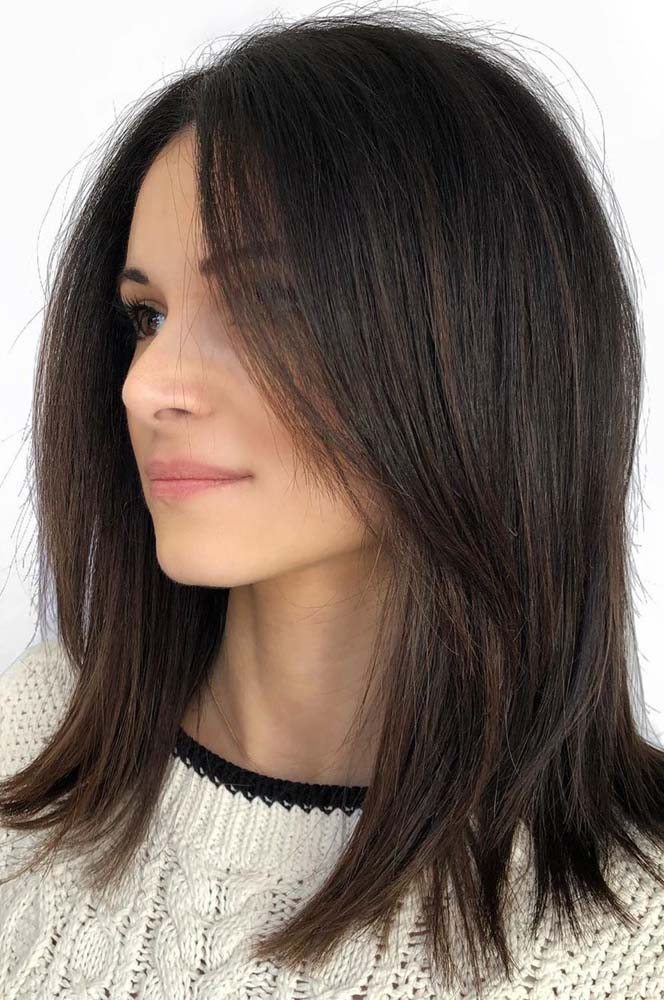 Cabelo Médio Desfiado: Inspirações com Franja para um Visual Rejuvenescedor