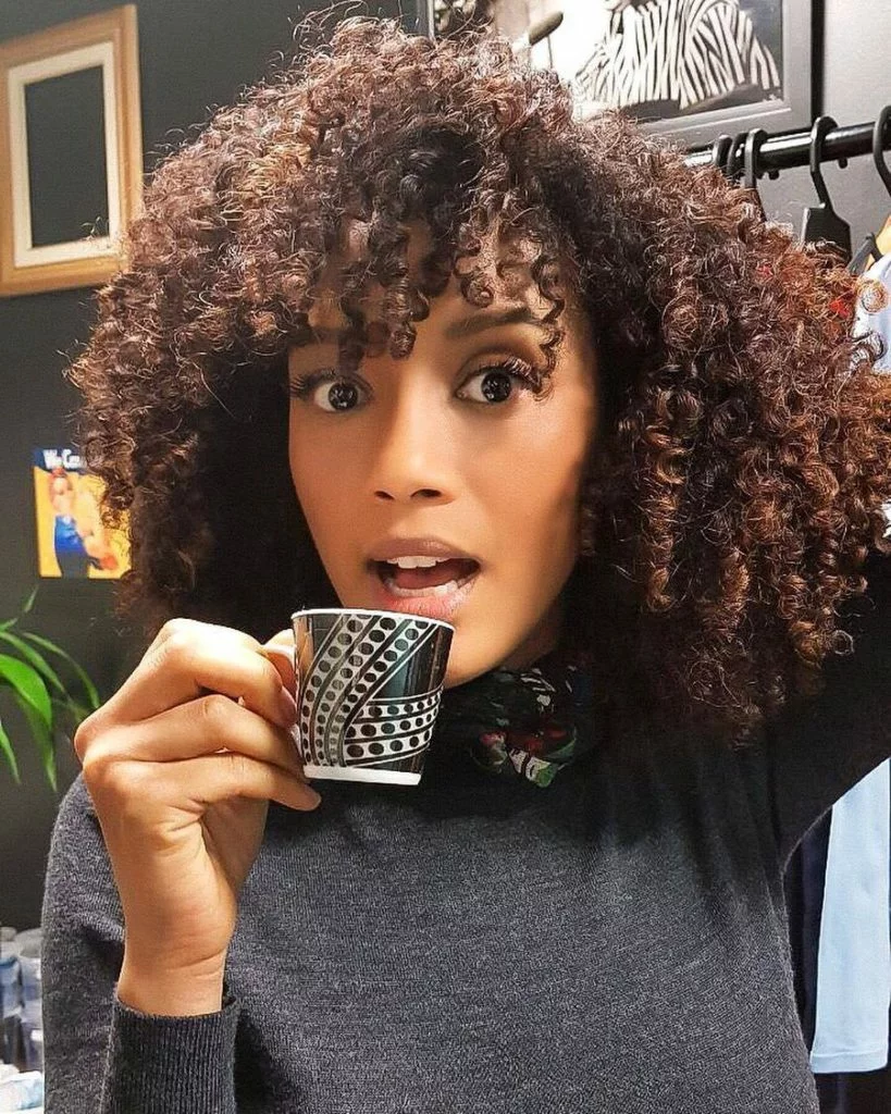 cabelo cacheado com franja desfiada