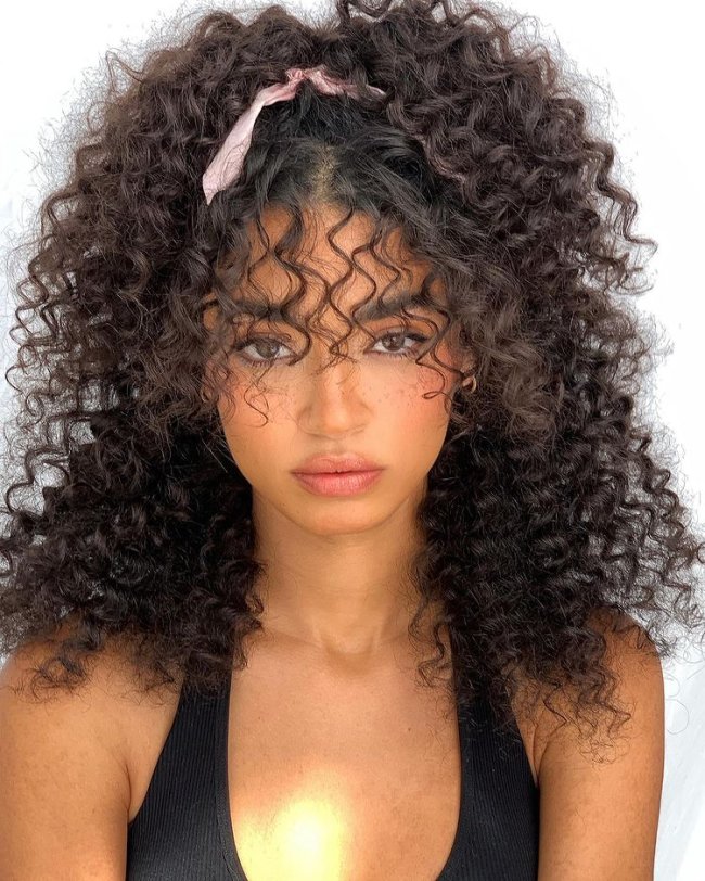 finalização cabelo cacheado com franja