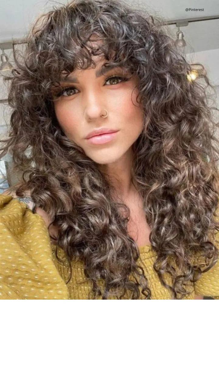 cabelo cacheado longo com franja