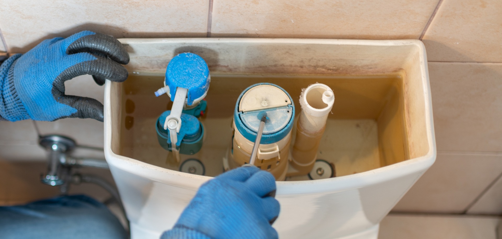 caixa acoplada não para de encher