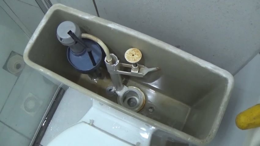 Como identificar se o vazamento é na boia ou na torre de saída da caixa acoplada